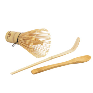 Ensemble d'accessoires en bambou pour le thé matcha : un fouet chasen, une spatule chashaku et une cuillère
